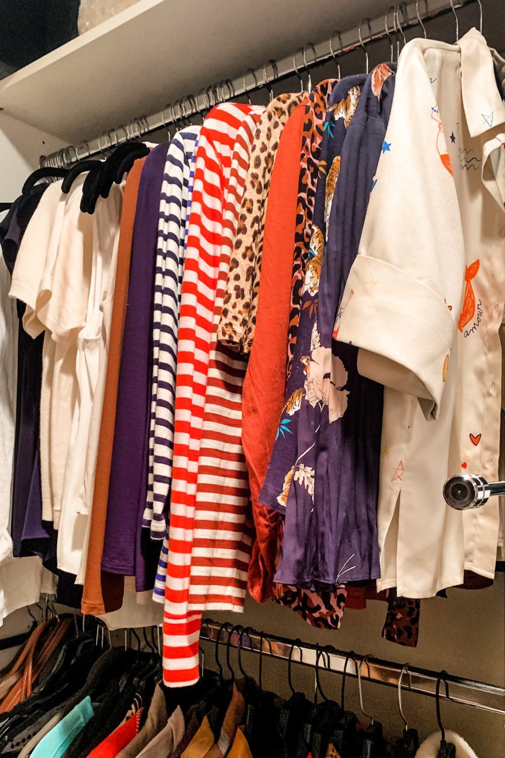 Closet organization: tops & tees. Details at une femme d'un certain age.