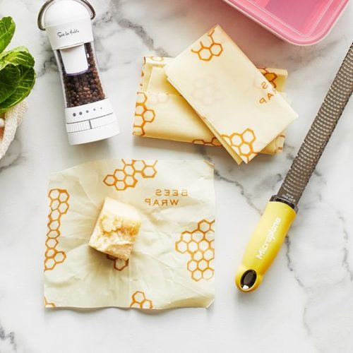 Environmentally-friendly reusable food wraps: beeswax-coated cotton. Details at une femme d'un certain age.