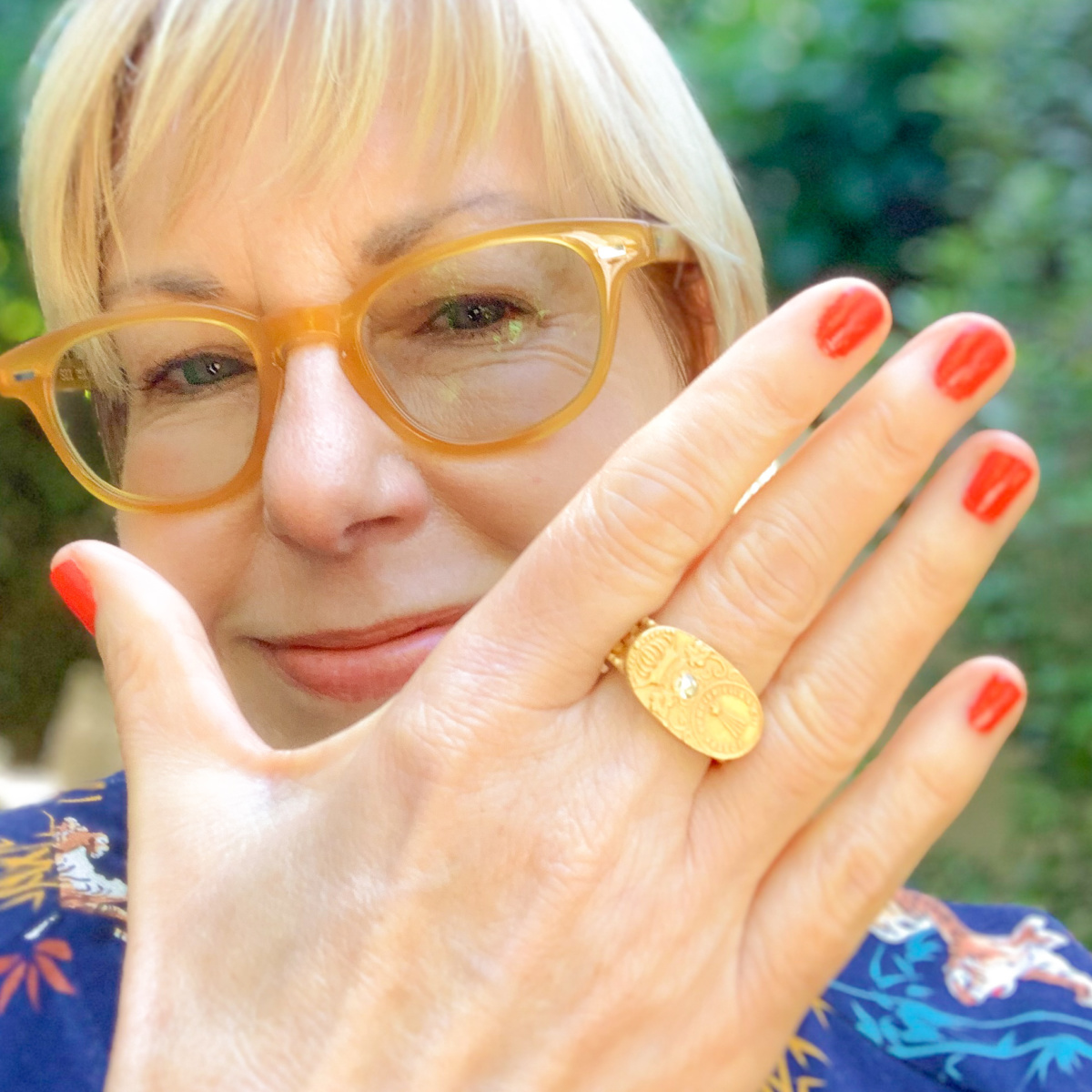 An At-Home Manicure Bright Polish une femme d'un certain âge