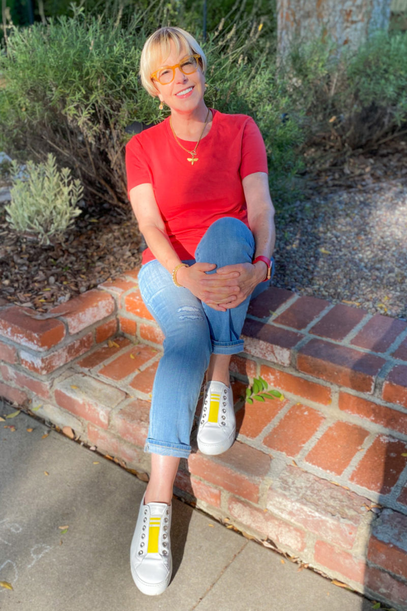 Susan B. wears an Everlane box-cut tee, light wash jeans, Paul Green sneakers. Details at une femme d'un certain age.