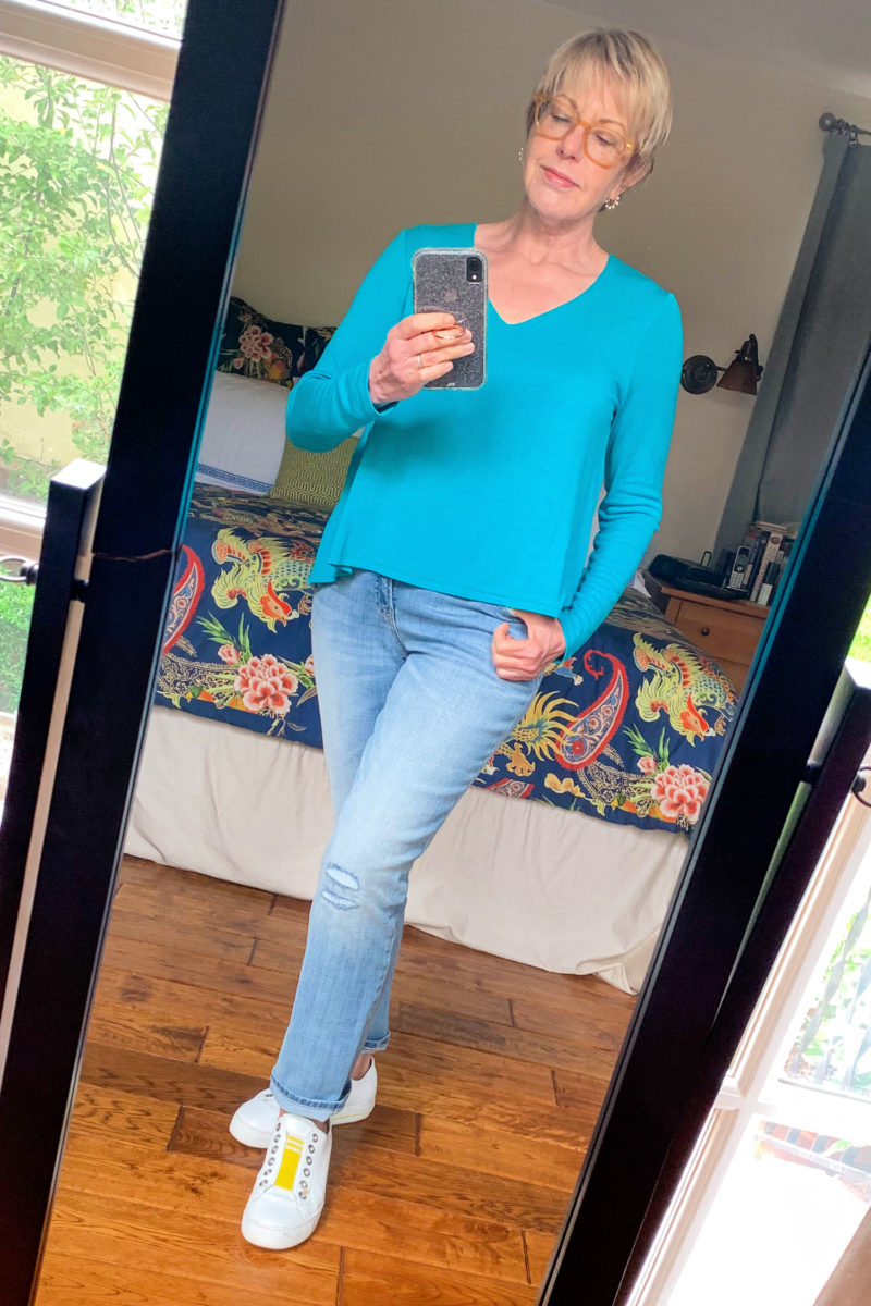 Susan B. wears a Kettlewell Colours Lulu top, Chico's girlfriend jeans and Paul Green sneakers. Details at une femme d'un certain age.