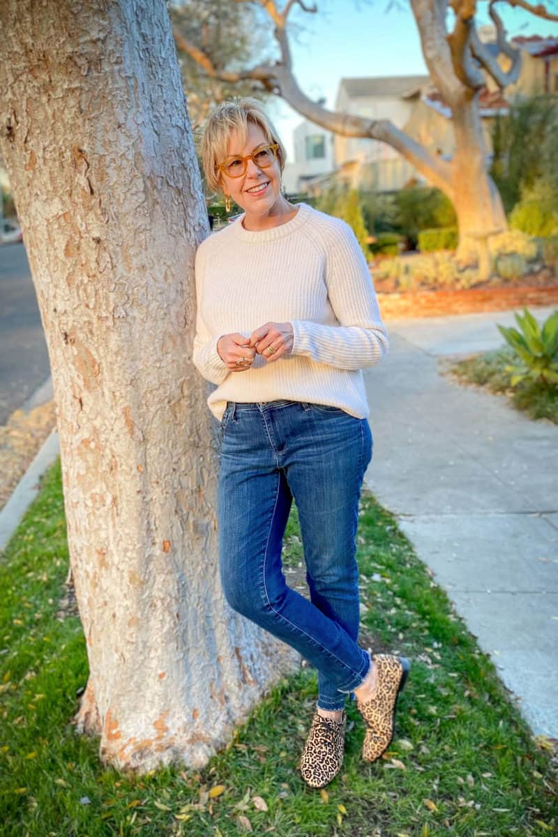 At-home outfit with fisherman sweater and jeans. Details and how to do a French tuck at une femme d'un certain age.
