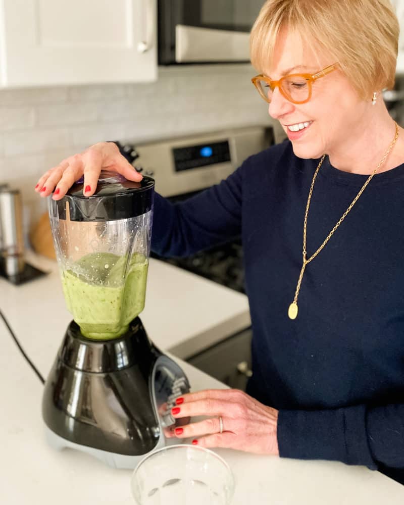 Susan B. makes a kale smoothie in a blender. Details at une femme d'un certain age.