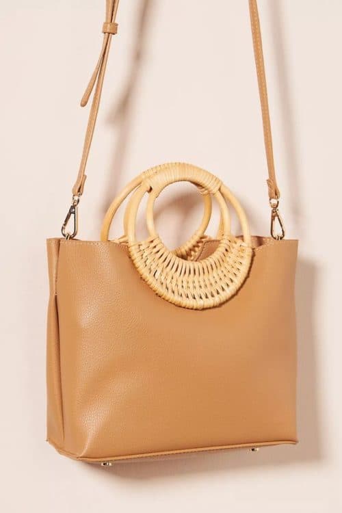 Woven leather bags & shoes for women - une femme d'un certain âge