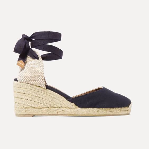 Women's espadrilles for summer - une femme d'un certain âge