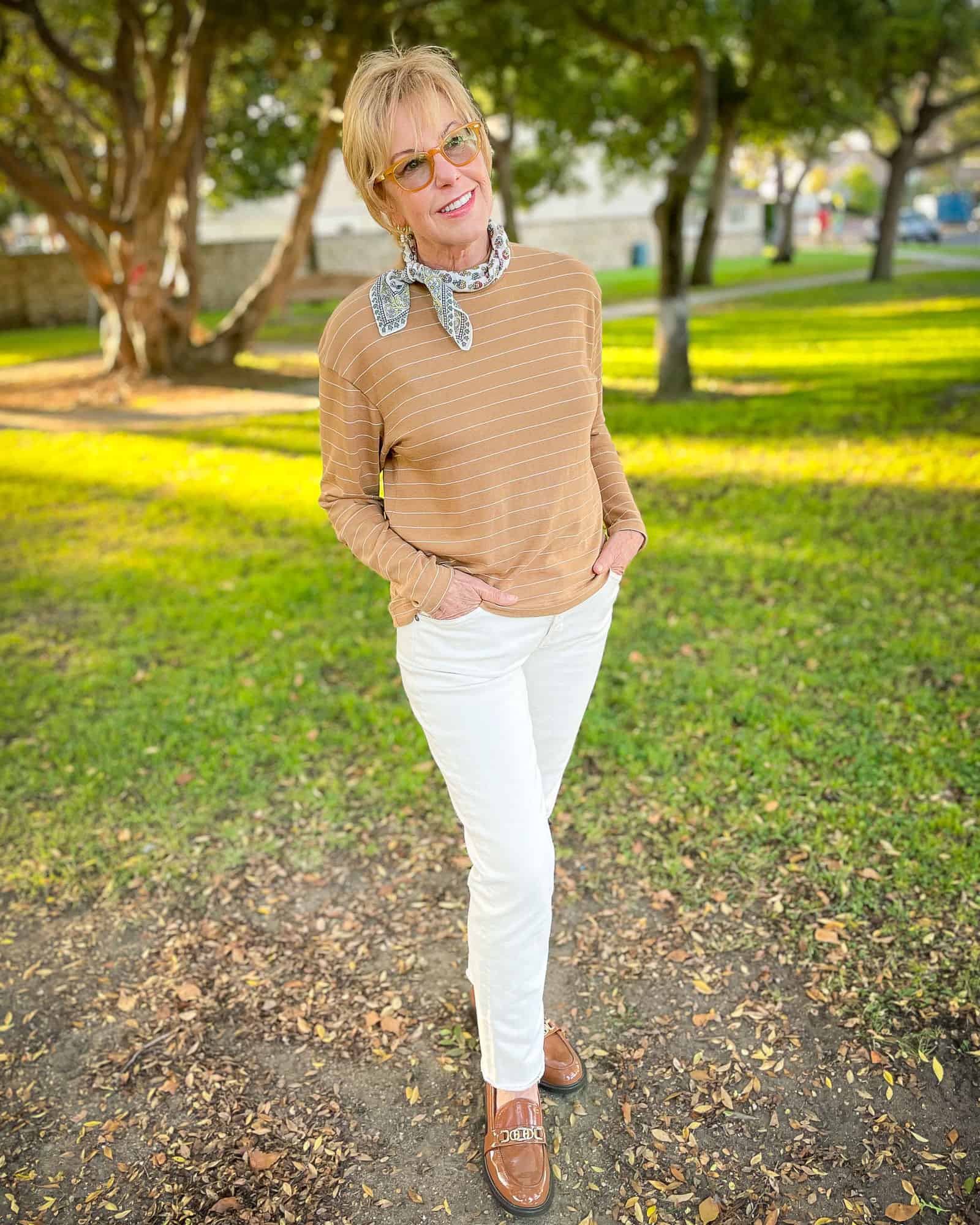 How to wear white jeans for fall - une femme d'un certain âge