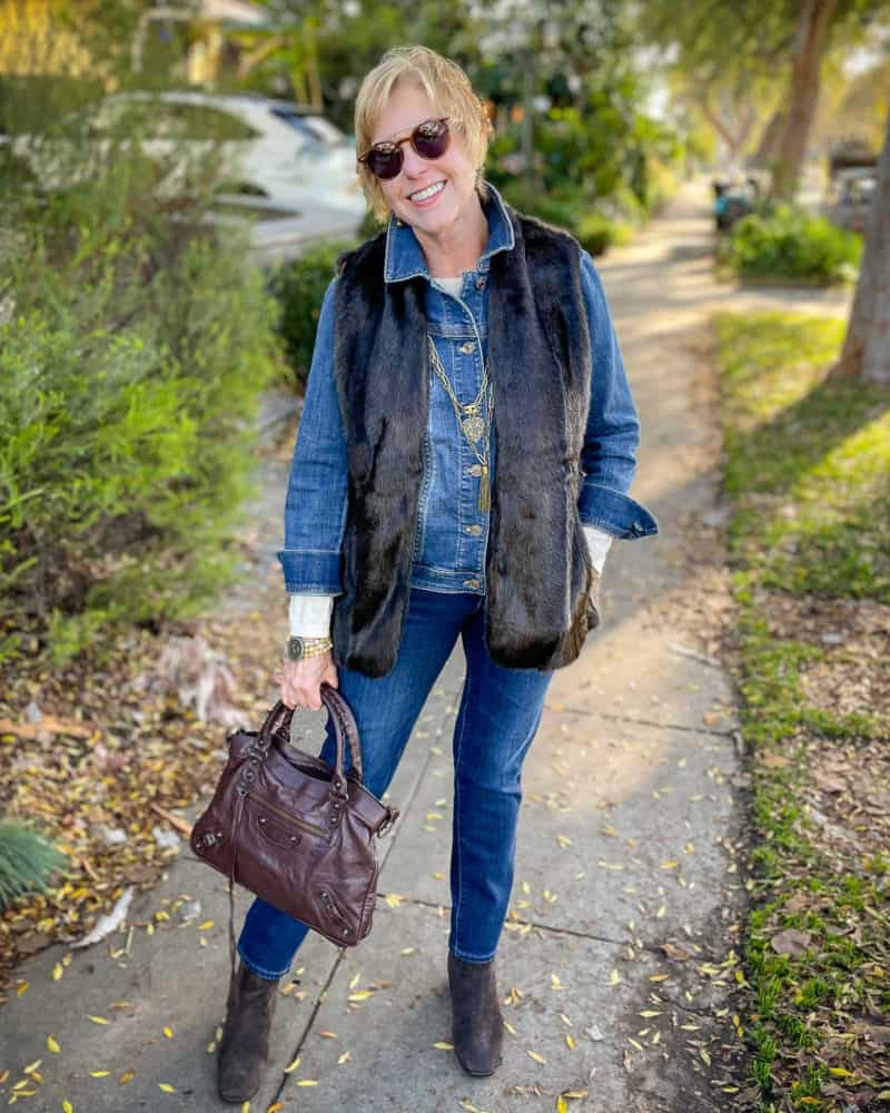 Double denim outfit with a faux fur vest - une femme d'un certain âge