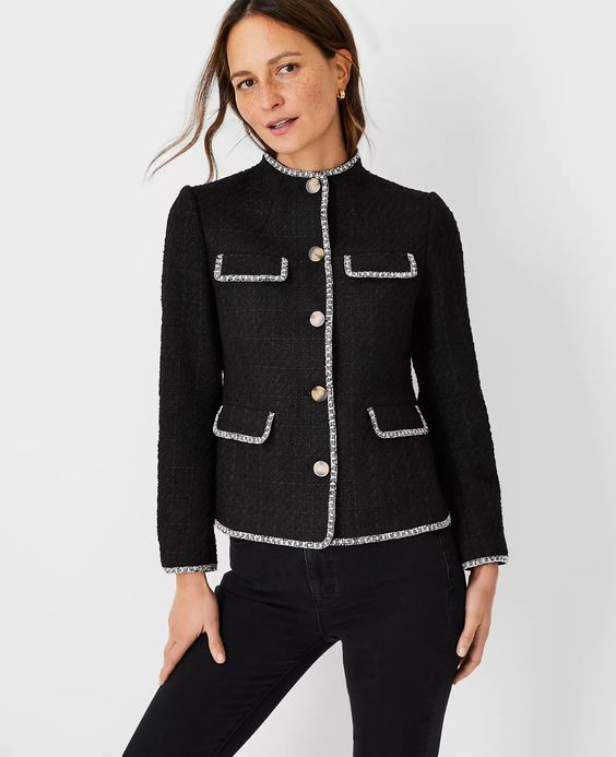 Modern tweed jackets for spring - une femme d'un certain âge