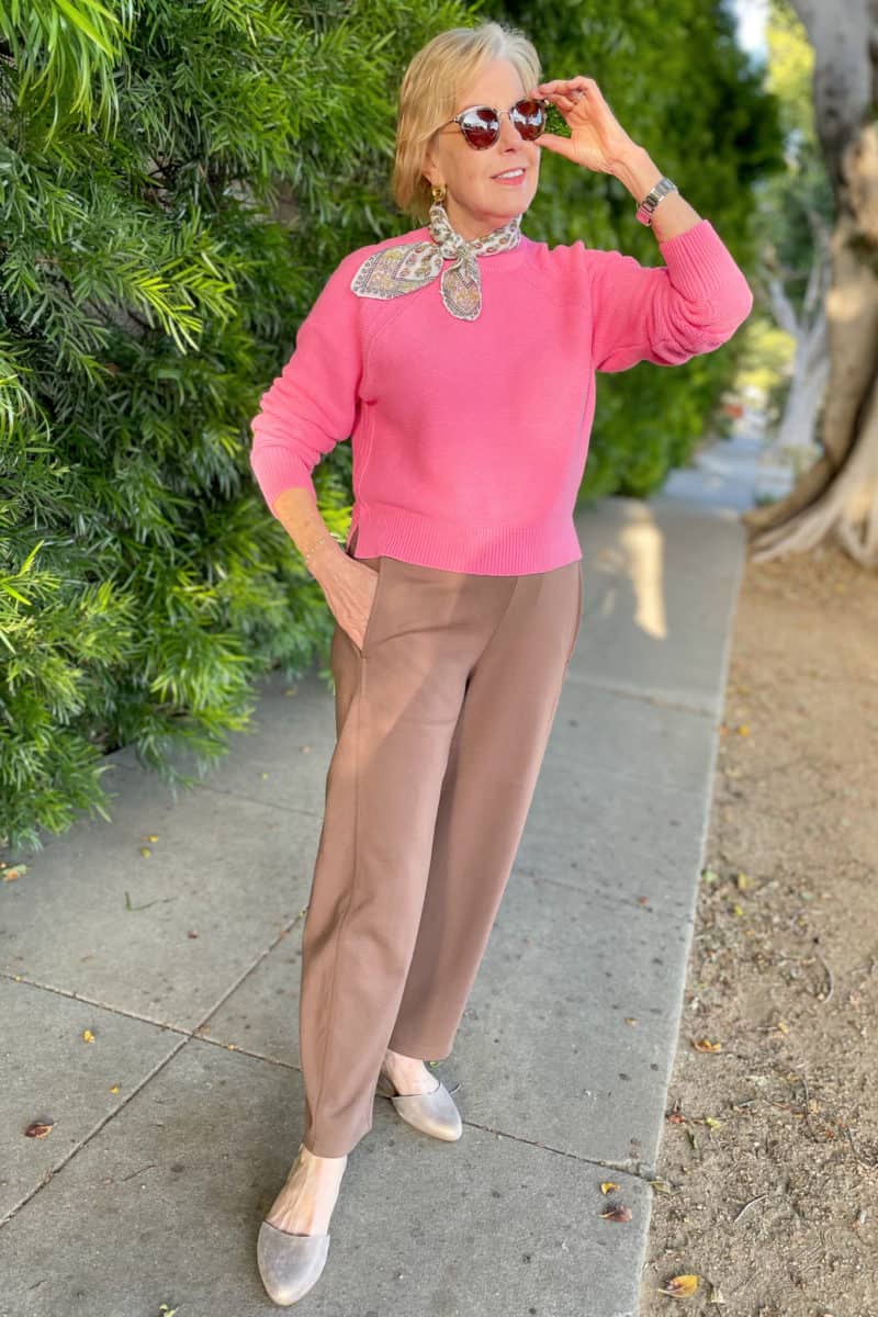 https://unefemme.net/wp-content/uploads/2022/03/pink-sweater-lantern-pants-outfit-1-800x1200.jpeg