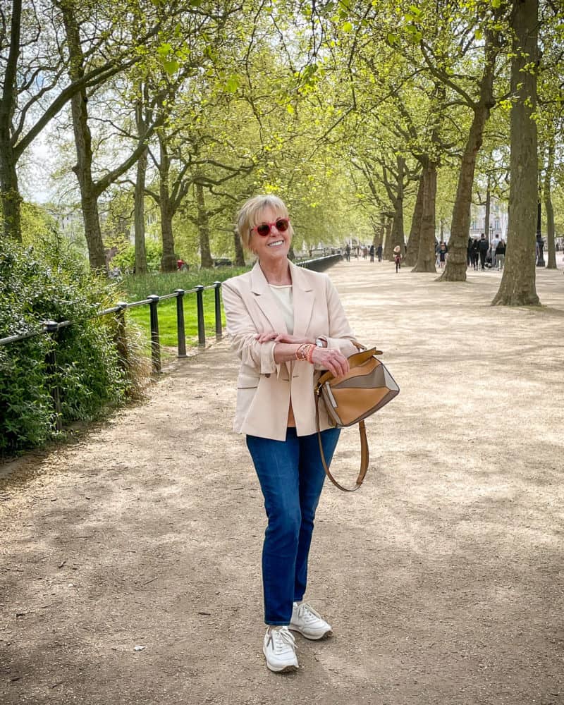 Paris Loot - les sacs! - une femme d'un certain âge