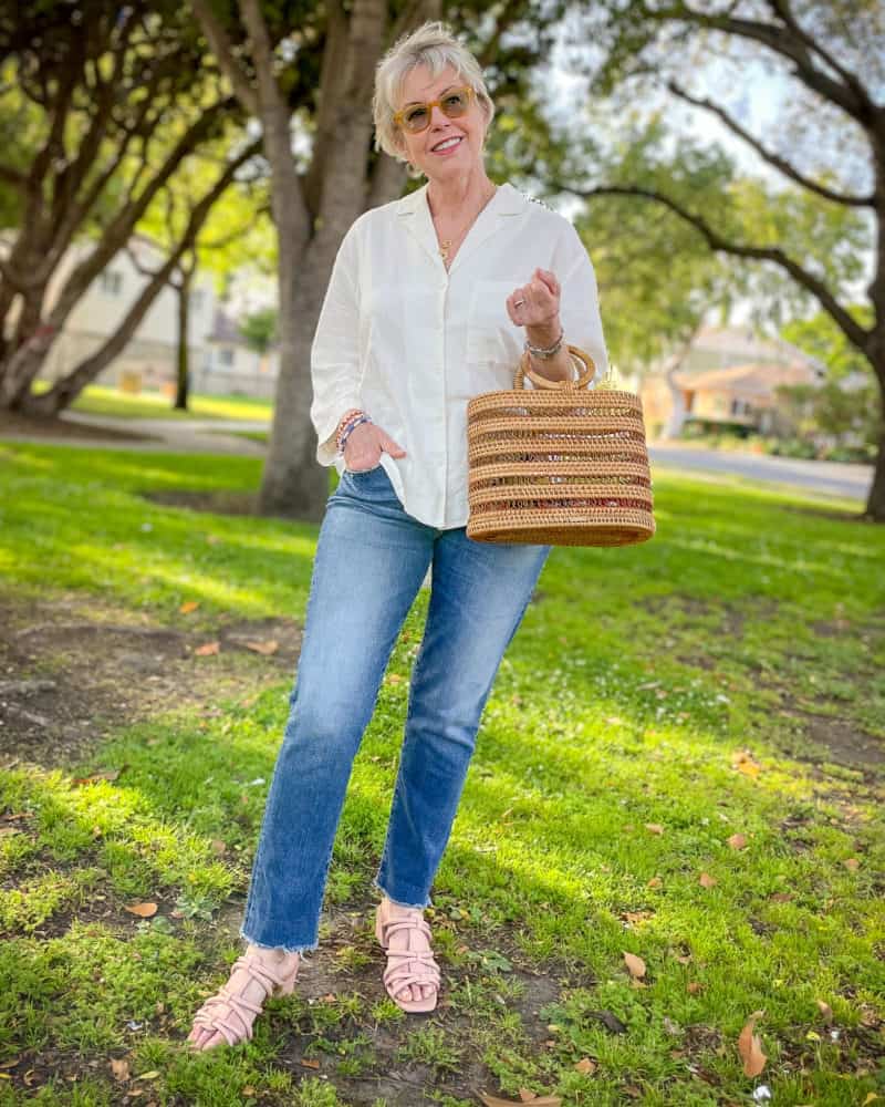 Easy linen shirt outfit with jeans - une femme d'un certain âge