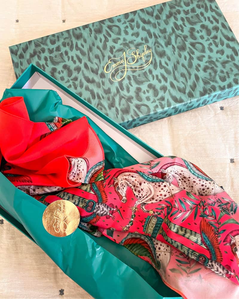 How to Choose Silk Scarves for Women: A Guide - Elizabetta