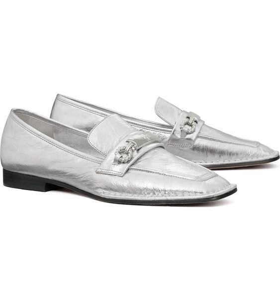 Festive flat shoes for holiday parties - une femme d'un certain âge