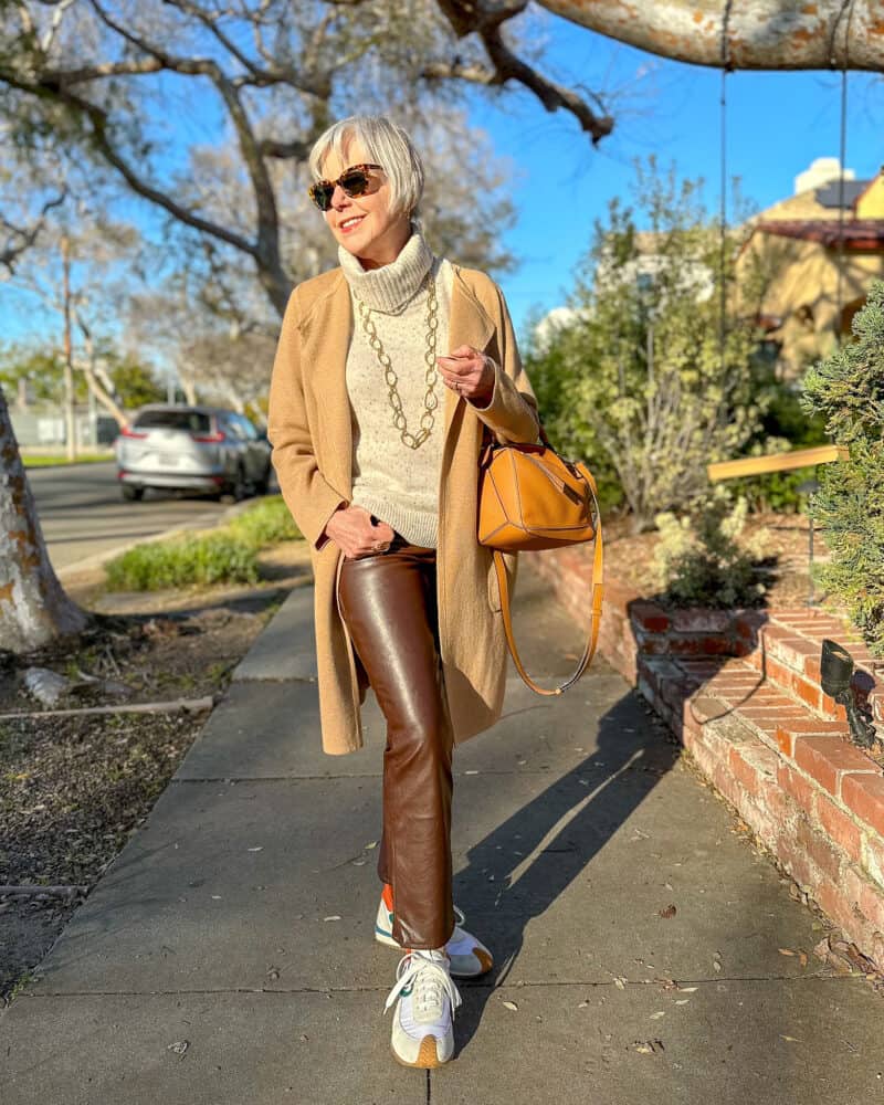 Casual faux leather pants outfit - une femme d'un certain âge