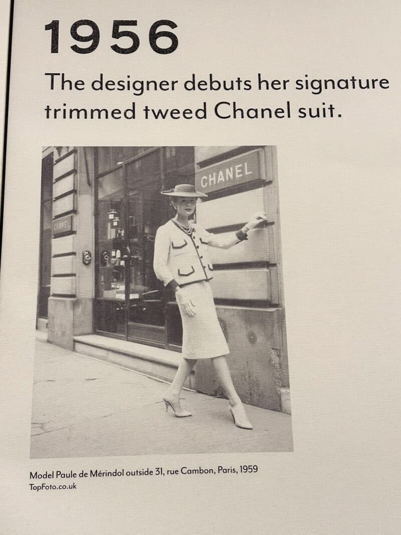 Gabrielle Chanel: Fashion Manifesto exhibition - une femme d'un certain âge