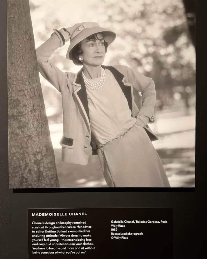 Gabrielle Chanel: Fashion Manifesto exhibition - une femme d'un certain âge