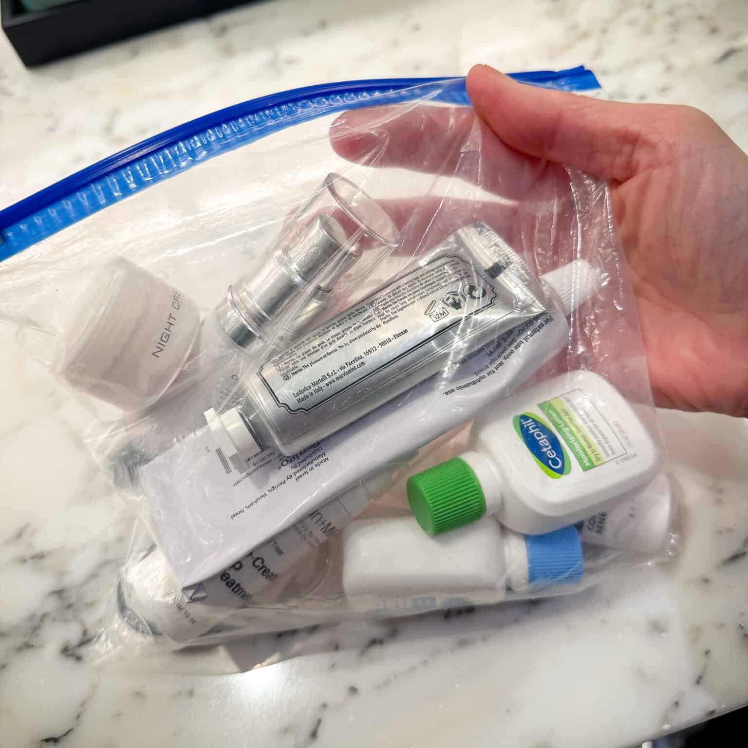 How to pack beauty products for travel une femme d'un certain âge