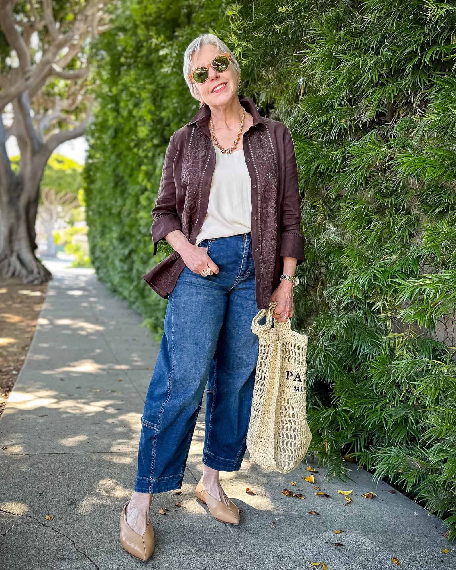 Linen eyelet shirt outfit - une femme d'un certain âge