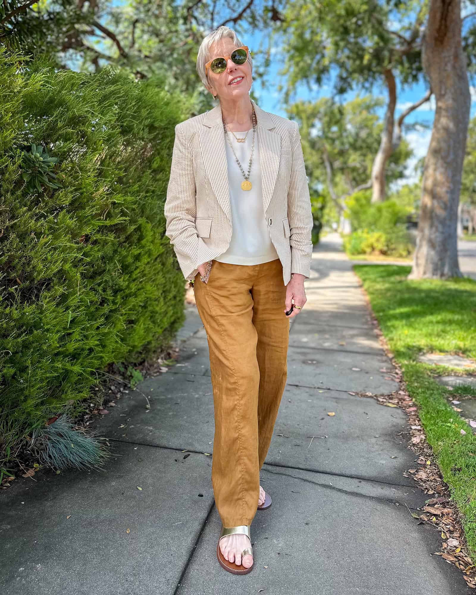 Summer blazer outfit with linen pants - une femme d'un certain âge